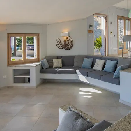 Belocations - And On The Rocks Villa *